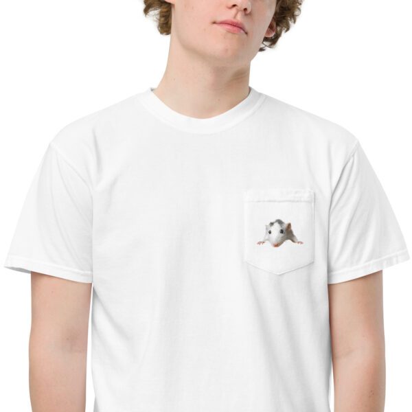 Camiseta unisex con bolsillo "Cachi la rata curiosa" - Image 16